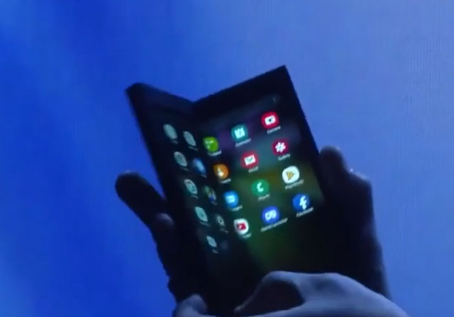 삼성전자는 8일(한국시간) 미국 샌프란시스코 모스콘센터에서 삼성 개발자 콘퍼런스 2018을 개최하고 접었다 펼 수 있는 디스플레이인 인피니티 플렉스 디스플레이를 최초로 공개했다. /유튜브 캡처