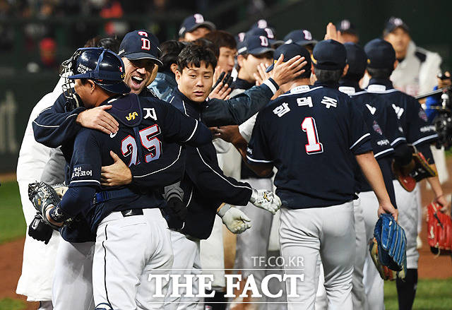 2018 신한은행 마이카 KBO 한국시리즈 4차전 두산 베어스-SK 와이번스의 경기가 9일 오후 인천 미추홀구 인천SK행복드림구장에서 열렸다. 두산이 SK를 상대로 2-1 승리를 한 가운데 선발투수 린드블럼과 포수 양의지가 포옹을 하고 있다. / 인천SK행복드림구장=배정한 기자