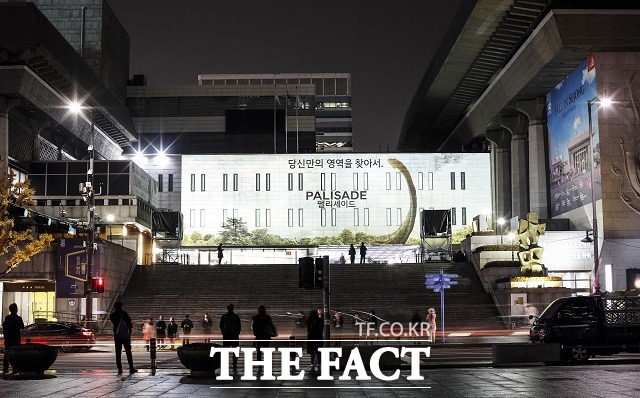 현대차는 지난 6일부터 당신만의 영역을 찾아서라는 메시지의 팰리세이드 티저광고를 서울 종로구 세종문화회관과 서울 시내버스 정류장 40곳에서 진행하고 있다.