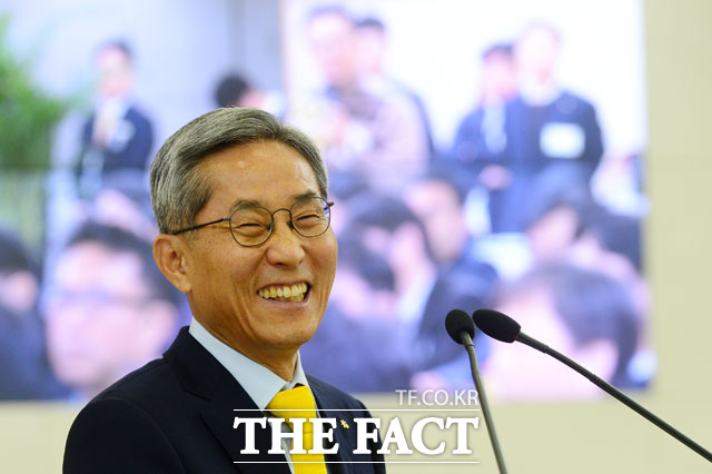 윤종규 KB금융지주 회장이 KB금융의 금융 대장주 1위의 명예를 되찾기 위해 해외 IR 대장정에 적극적으로 나섰다. /더팩트 DB