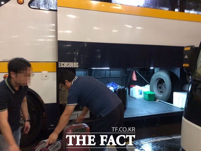 7일 늦은 시각 비가 내리는 가운데 싱가포르 현지 직원들이 넷플릭스 행사 차 방문한 대한민국 기자들의 짐을 버스에 싣고 있다. /싱가포르=강수지 기자