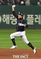 [TF사진관] '야구는 끝까지 봐야지!'…두산 정수빈, '역전 투런포 쾅!'