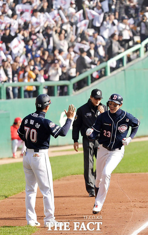 2018 신한은행 마이카 KBO 한국시리즈 5차전 두산 베어스-SK 와이번스의 경기가 10일 오후 인천 미추홀구 인천SK행복드림구장에서 열린 가운데 3회초 두산 정진호(오른쪽)가 솔로포를 치고 환호하고 있다. /인천SK행복드림구장=이덕인 기자