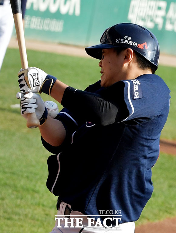 2018 신한은행 마이카 KBO 한국시리즈 5차전 두산 베어스-SK 와이번스의 경기가 10일 오후 인천 미추홀구 인천SK행복드림구장에서 열린 가운데 4회초 두산 류지혁이 SK 박종훈이 던진 공에 맞아 고통스러워하고 있다. /인천SK행복드림구장=이덕인 기자