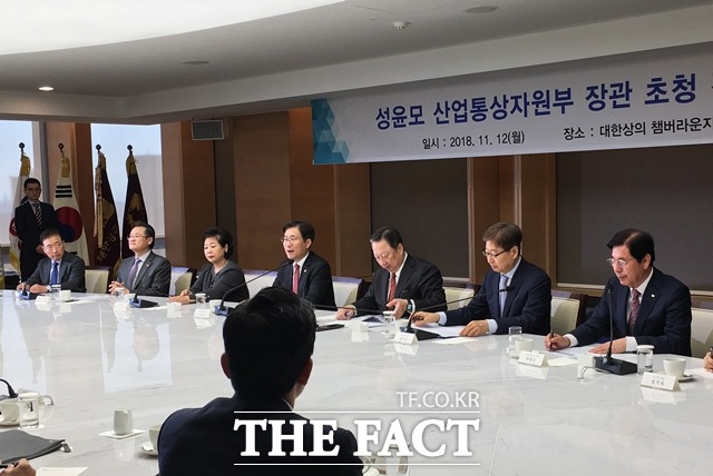 성윤모 산업통상자원부 장관은 12일 박용만 대한상의 회장을 비롯한 상의 회장단을 만나 산업정책에 대해 의견을 청취했다. /중구=서민지 기자