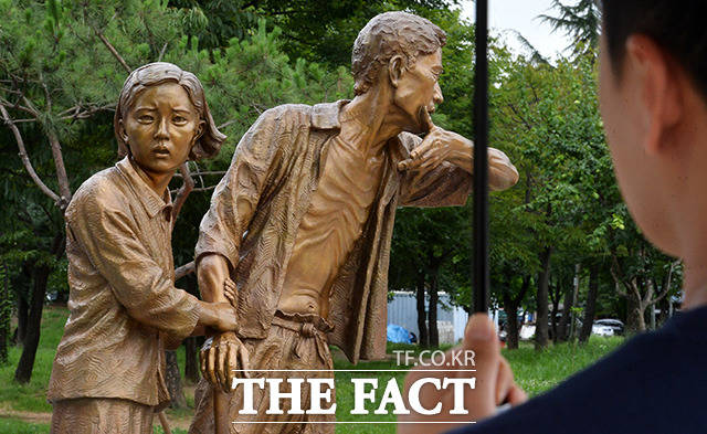 일본 기업은 한국의 강제징용 피해자들에게 배상을 하라는 대법원 판결이 나오자 BTS의 일본 방송 출연이 취소되는 등 일본의 조직적 반발이 거세지고 있다. 사진은 지난해 부평에 세워진 일제강점기 징용노동자상./이덕인 기자