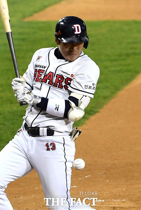 2018 신한은행 마이카 KBO 한국시리즈 6차전 두산 베어스-SK 와이번스의 경기가 12일 오후 서울 송파구 잠실야구장에서 열린 가운데 두산 허경민이 몸에 공을 맞고 있다. /이효균 기자