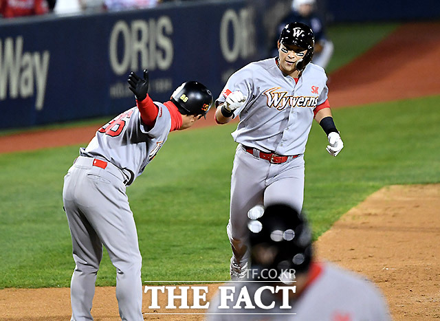 2018 신한은행 마이카 KBO 한국시리즈 6차전 두산 베어스-SK 와이번스의 경기가 12일 오후 서울 송파구 잠실야구장에서 열린 가운데 4회초 SK 강승호가 투런 홈런을 치고 있다./이효균 기자