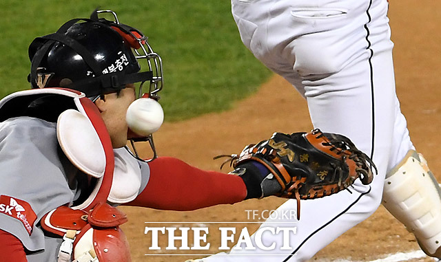 얼굴에 공을 맞고 있는 SK포수 이재원.