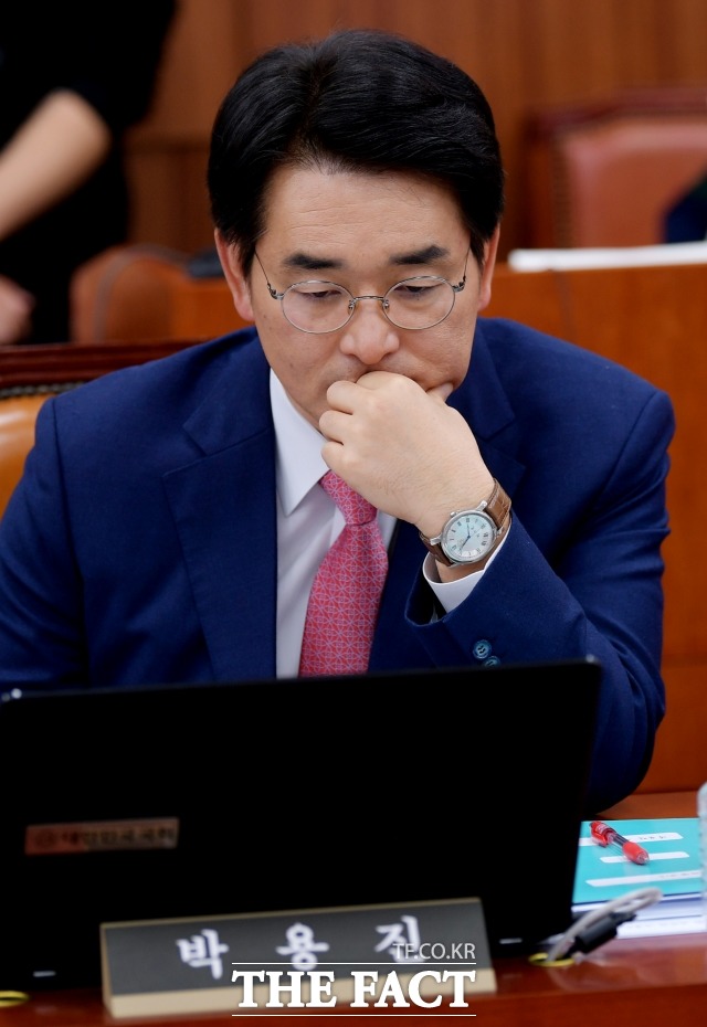 박 의원은 3법 통과에 미지근한 반응을 보이는 한국당을 향해 시간끌기 작전 말고 적극 심사를 바란다고 말했다. /이덕인 기자