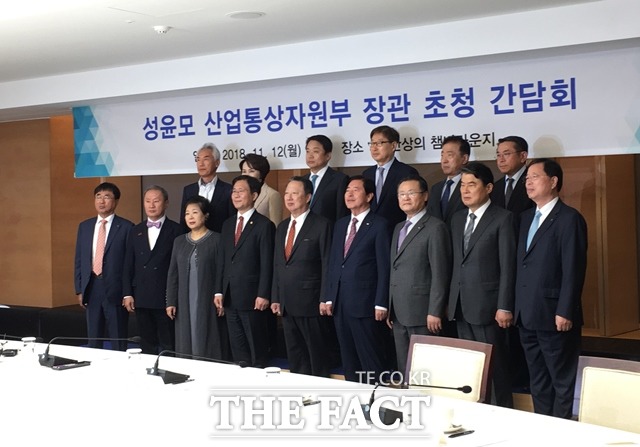 대한상의 회장단은 이날 성 장관에게 수출 편중화 현상 개선과 제조업 활력 제고를 위한 대책 마련, 신산업 육성을 위한 규제개혁 등을 건의했다. /중구=서민지 기자