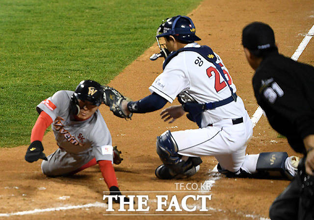2018 신한은행 마이카 KBO 한국시리즈 6차전 두산 베어스-SK 와이번스의 경기가 12일 오후 서울 송파구 잠실야구장에서 열린 가운데 8회초 SK 김재현이 홈으로 들어오며 아웃되고 있다. /이효균 기자