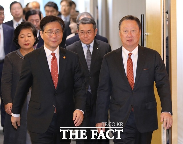 성윤모 산업통상자원부 장관(왼쪽)이 12일 박용만 대한상의 회장 등 회장단과 간담회를 하기 위해 대한상의 회의실로 들어오고 있다. /서울=뉴시스