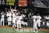 [TF포토] 집념의 두산, '야구는 끝까지 봐야지!'