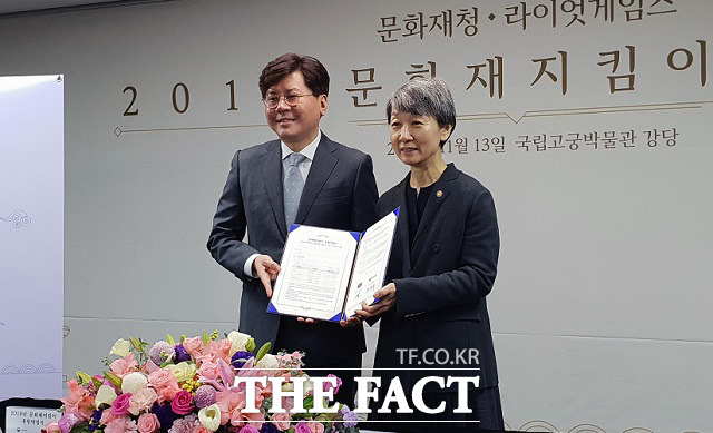 13일 서울 국립고궁박물관에서 2018 문화재지킴이 후원약정식이 열린 가운데 이승현 라이엇게임즈 한국대표(왼쪽)와 정재숙 문화재청장이 기념촬영을 하고 있다. /최승진 기자
