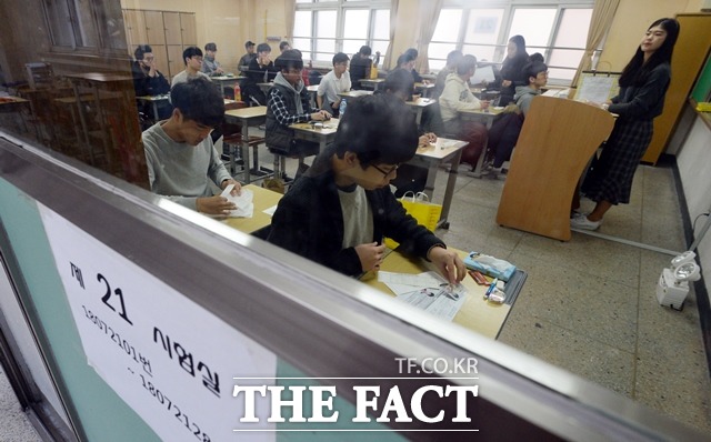 오는 15일 치러지는 대학수학능력시험을 앞두고 이통통신업계가 수험생들을 위한 다양한 혜택을 마련했다. /더팩트 DB