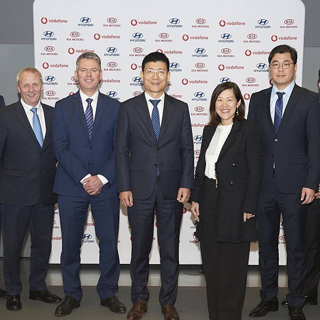 현대차 영국법인 닉 터널 이사, 기아차 영국법인 폴 필폿 사장, 현대기아차 ICT기술사업부장 김지윤 상무, 보다폰 엔터프라이즈 엔 엔 탠 사장, 커넥티비티실 안형기 이사(왼쪽부터) 등 행사 참석자들이 기념촬영을 하고 있다. /현대기아차 제공