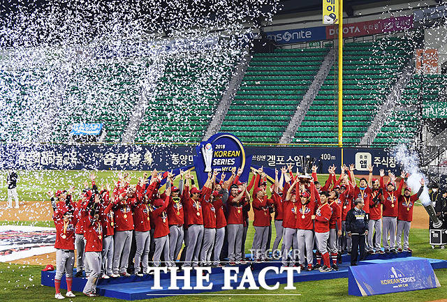 2018 신한은행 마이카 KBO 한국시리즈 6차전 두산 베어스-SK 와이번스의 경기가 12일 오후 서울 송파구 잠실야구장에서 열렸다. 우승을 차지한 SK 선수들이 우승 트로피를 들고 기뻐하고 있다. / 잠실야구장=배정한 기자