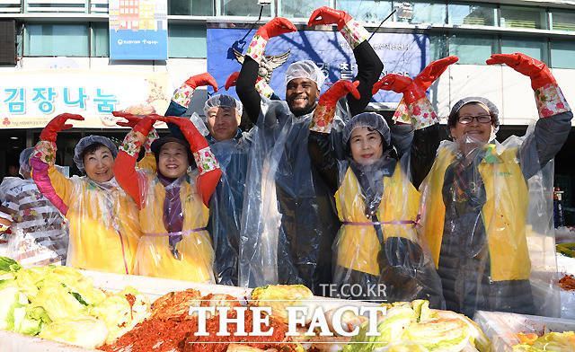 방송인 샘 오취리(가운데)가 14일 오전 서울 용산구 용산2가동주민센터 앞에서 사랑의 김장나눔행사에 참석해 봉사자들과 함께 포즈를 취하고 있다. /이새롬 기자