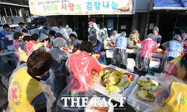 이번 행사는 자원봉사 2천명이 3일간 91톤 분량의 김장으로 9kg 상자 1만 120개를 채울 계획이다.