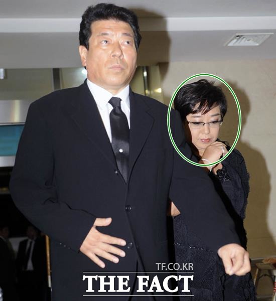 가수 혜은이(오른쪽 원안)는 소극장 공연을 시작하면서 조용히 활동을 재개했지만, 배우인 남편 김동현(왼쪽)의 구설수에 입지가 궁색해졌다. /더팩트 DB