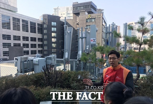 SK텔레콤은 14일 성루 중구 명동에 설치된 5G 상용망을 공개했다. /명동=서민지 기자