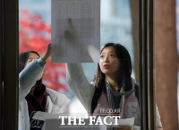 [TF포토] '내가 시험 칠 곳은?'…수능 고사장 확인하는 수험생들