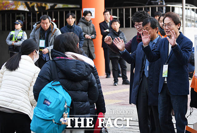 2019학년도 대학수학능력시험일인 15일 오전 서울 여의도여자고등학교에서 조희연 서울시교육감이 수험생들을 응원하고 있다. / 배정한 기자