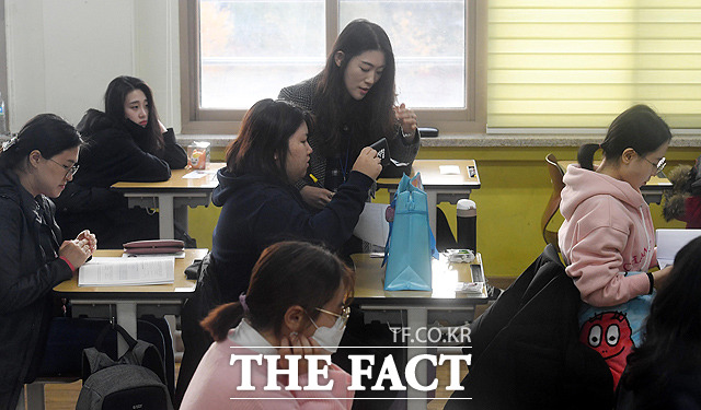 2019학년도 대학수학능력시험이 실시된 15일 서울 여의도여자고등학교에서 수험생들이 스마트폰 등 반입금지물품을 제출하고 있다. / 배정한 기자
