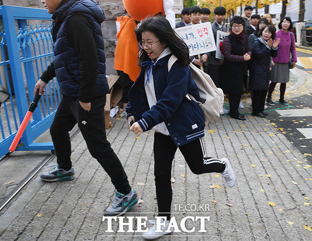 2019학년도 대학수학능력시험일인 15일 오전 서울 여의도여자고등학교에서 늦게 도착한 수험생이 고사장으로 뛰어서 들어가고 있다. / 배정한 기자