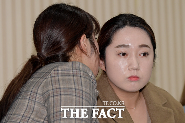 심각한 표정으로 대화하는 김경애-김영미 자매