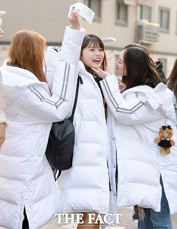 2019학년도 대학수학능력시험 날인 15일 오전 서울 구로구 중앙로 고척고등학교를 찾은 걸그룹 모모랜드의 아인이 고사장 앞에서 멤버들의 응원을 받고 있다. /이선화 기자