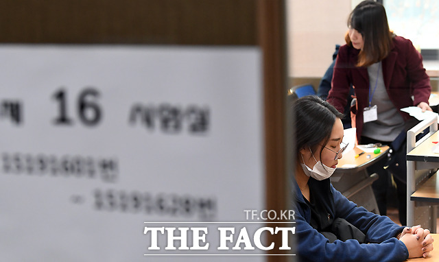 2019년도 대학수학능력시험일인 15일 오전 서울 중구 이화여자외국어고등학교에서 고사장에 입실한 한 수험생이 기도를 하고 있다. /이새롬 기자