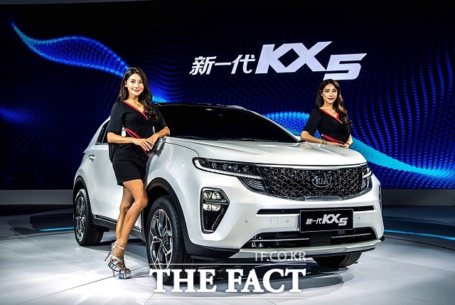 기아자동차는 2018 광저우 모터쇼에서 중국 전략형 SUV 더 뉴 KX5를 중국 시장에 최초로 공개했다. /기아자동차 제공