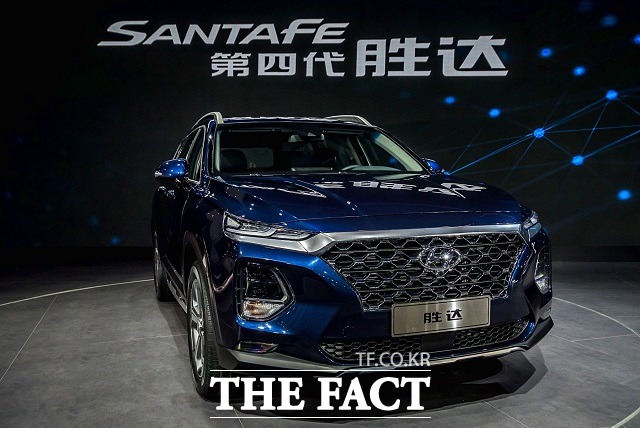 현대자동차는 16일 중국 광저우 수출입상품교역전시관에서 열린 2018 광저우 국제모터쇼에서 중국 전략형 SUV 셩다를 최초로 공개했다. /현대자동차 제공