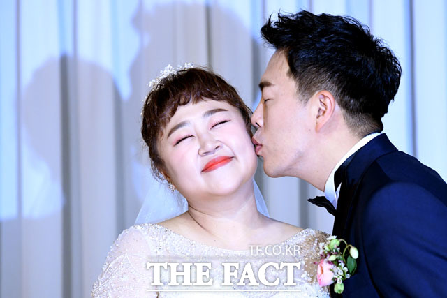 홍윤화(왼쪽)와 김민기는 개그계 대표 사랑꾼 커플로 불렸다. 두 사람은 열애 9년 만에 17일 사랑의 결실을 맺게 됐다. /남윤호 기자