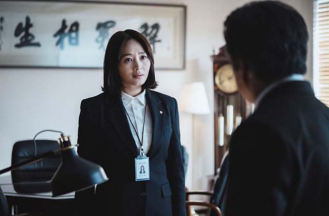 김혜수는 극중 캐릭터를 위해 평소 경제용어와 영어공부를 열심히 했다고 말했다. /국가부도의 날 스틸