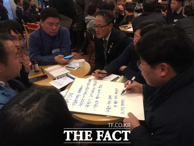 이날 행사 중 원탁에서 진행하는 시민평의회 방식은 박주민 의원이 제안한 것이다. 박 의원이 이날 토론에 참여한 모습. /임현경 기자