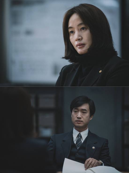 영화에서 김혜수(위쪽)와 조우진의 대립장면이 관전포인트다. /CJ엔터테인먼트 제공