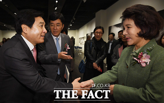 악수하는 심재철 자유한국당 의원(왼쪽)과 박원순 서울시장 부인인 강난희 여사