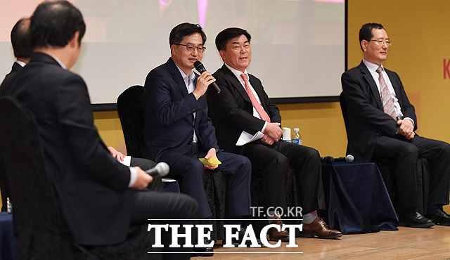 모두발언 하는 김동연 경제부총리(왼쪽 두번째)