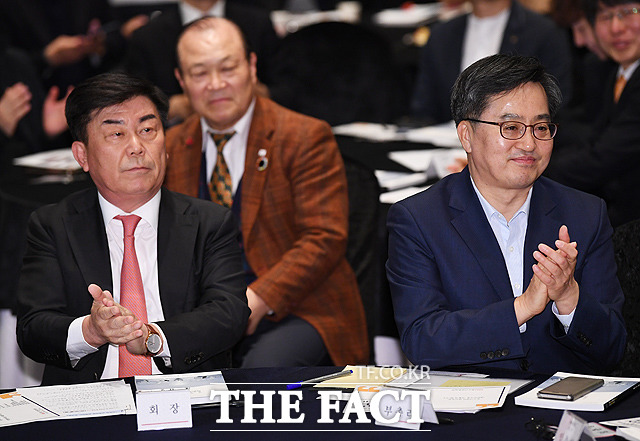 박수치는 박성택 중소기업중앙회 회장(왼쪽)과 김동연 경제부총리