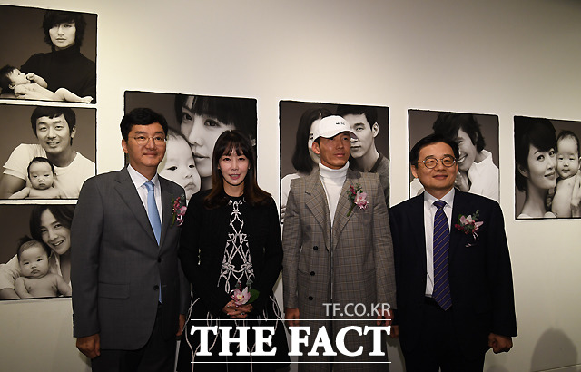 사진가 조세현과 배우 김정은, 가수 션, 윤점식 대한사회복지회 회장(왼쪽부터)