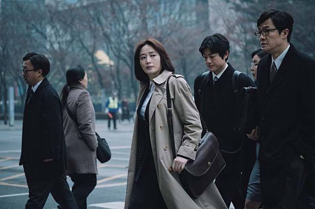 김혜수는 할리우드 진출보단 국내에서 잘해내기도 바쁘다며 할리우드는 생각해본 적 없다고 말했다. /영화 국가부도의 날 스틸