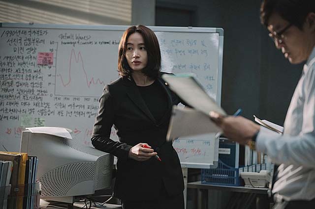 김혜수는 한시현 역을 위해 각종 경제용어 공부와 영어공부를 했다. /국가부도의 날 스틸