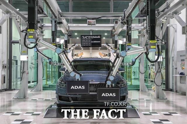 현대기아차가 ADAS를 비롯해 모두 6가지의 안전 관련 시스템을 일괄 검사할 수 있는 전장 집중검사 시스템을 세계 최초로 개발했다고 21일 밝혔다. /현대기아차 제공