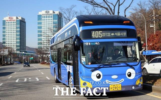 현대차는 이날 서울 도심 시내버스 노선에 이어 내년 3월부터 서울과 울산, 광주, 창원, 서산, 아산 등 전국 6곳 지자체에 신형 수소전기버스를 시범 투입할 계획이라고 밝혔다.