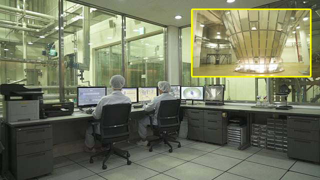 남양유업 세종시 분유 공장은 한 동에서 모든 공정이 이뤄지고 있었다. 최첨단 설비로 자동화가 돼 있었던 점도 특징이다. 사진은 중앙 컴퓨터 제어실 모습이다. 우측 상단 노란색 네모는 분유 건조기 하단 모습. /남양유업 제공