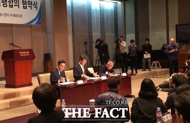 삼성전자와 반올림은 23일 서울 중구 프레스센터에서 이행합의 협약식을 열었다. 김기남 삼성전자 사장, 김지형 조정위원장, 반올림 대표 황상기 씨(왼쪽부터)가 협약서에 서명을 하고 있다. /중구=서민지 기자