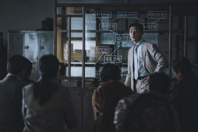 국가부도의 날에서 윤정학은 위기를 기회로 만들기 위해 사표를던진 금융맨 역이다. /CJ엔터테인먼트 제공